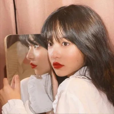 她行走于黑暗中